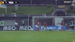 Sporting pediu penálti por mão na bola na área do Santa Clara: VAR não chamou Soares Dias