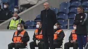Peter Bosz deixa Lyon e Laurent Blanc está a caminho