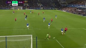 Cristiano Ronaldo saltou do banco e marcou assim ao Everton: celebração com Antony também chamou a atenção