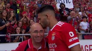 Gonçalo Ramos dominou com a coxa e rematou logo de pé esquerdo: o bis do avançado do Benfica