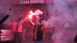 Adeptos vão aquecendo as vozes na Casa do Benfica de Paris