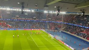 Do agradecimento da equipa aos cânticos: adeptos do Benfica fizeram-se ouvir no Parque dos Príncipes