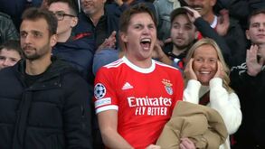 Filho e mulher de Schmidt celebram euforicamente o golo de João Mário ao lado de adeptos do Benfica