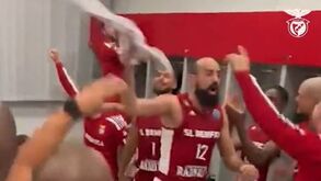 A festa no balneário da equipa de basquetebol do Benfica após nova vitória na Liga dos Campeões