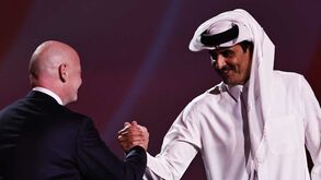 Um autêntico 'rio de petróleo': sheikh do PSG 'paga' um ano de salários do plantel em... três dias