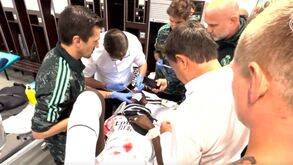 Sangue, dor e 20 pontos: médicos do Real Madrid suturam Rüdiger no balneário