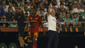 Mourinho viu as imagens pelo tablet do adjunto e festejou golo da Roma antes do VAR o confirmar
