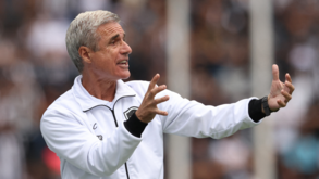 Luís Castro: «Não é com 44 jogadores ao longo da temporada que se pode estabilizar o que quer que seja»