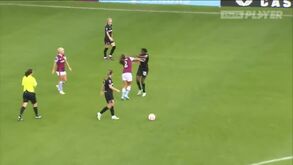 Jogo da Premier League feminina acaba em confusão com murro à mistura