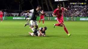 Benfica pediu penálti neste lance: árbitro nada marcou