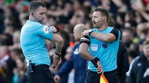 Falha de energia na comunicação entre árbitros e VAR acaba por interromper Leeds-Arsenal