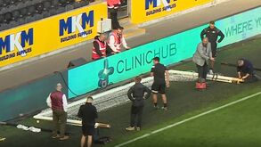 Hull City-Birmingham começa atrasado porque foi preciso... serrar os postes da baliza