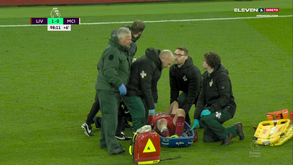 Diogo Jota saiu de maca no Liverpool-Man. City