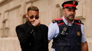 Neymar foi a Barcelona e compareceu em tribunal para responder por crimes fiscais