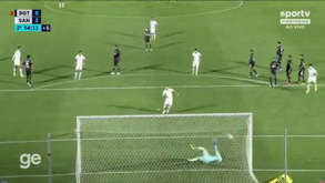 Insólito no Brasil: jogador do Santos marca penálti... enquanto árbitro corre para o VAR