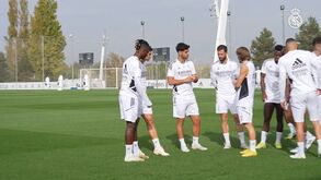 Benzema e Courtois partilham troféus ganhos na gala da FIFA com plantel do Real Madrid