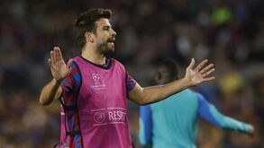 'Pesadelo' para Piqué: central do Barcelona pode ter de jogar com... Shakira na camisola