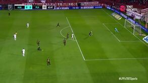 Antigo jogador de Boca Juniors e Vélez Sarsfield cometeu um dos penáltis mais insólitos de sempre