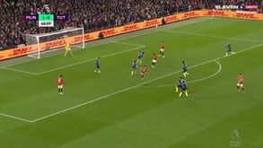 O 'tiro' com que Bruno Fernandes dilatou a vantagem do Man. United frente ao Tottenham