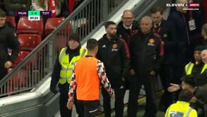O momento em que Cristiano Ronaldo saiu irritado para o balneário antes do final do jogo do Man. United