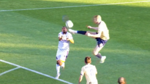 Um vermelho sem margem para dúvida... mas só com o VAR: defesa australiano executou um pontapé ao estilo de 'Karate Kid'