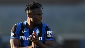 Duván Zapata barrado por segurança à entrada de banco: «Isto não é lugar para pessoas como tu»