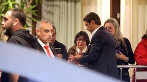 Rui Costa muito solicitado na chegada do Benfica a Gaia