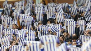 A coreografia dos adeptos do FC Porto antes do arranque do clássico com o Benfica