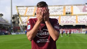 Franck Ribéry despede-se em lágrimas dos adeptos um dia depois de anunciar o fim da carreira