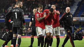O momento em que Varane sai do relvado em lágrimas depois de se lesionar no Chelsea-Man. United