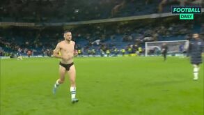 Insólito: Kovacic deixou relvado após o Chelsea-Man. United em... cuecas