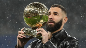 Benzema mostrou a Bola de Ouro no Santiago Bernabéu e teve a companhia de Zidane e Casillas