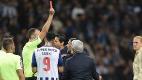 A festa do Benfica e o desalento (e protestos) dos jogadores do FC Porto