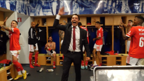 Rui Costa deu o mote e cantou hino do Benfica a plenos pulmões no balneário do Dragão