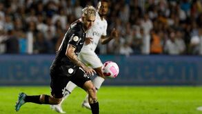 Corinthians triunfa no dérbi ao cair do pano