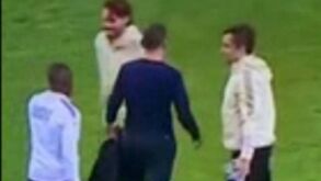 O momento em que Sérgio Conceição quase choca com adjunto de Roger Schmidt