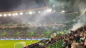 O momento em que foram lançados foguetes para o relvado de Alvalade no jogo com o Casa Pia
