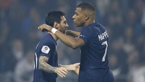Lionel Messi longe do salário de Mbappé