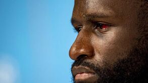 Rüdiger mostra marcas impressionantes no olho esquerdo após levar 20 pontos na cabeça