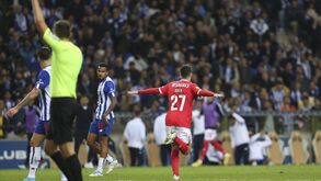 Benfica na frente do clássico: árbitro anulou lance mas VAR reverteu decisão e deu golo a Rafa