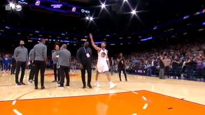 O gesto de Klay Thompson para o banco dos Phoenix Suns após a primeira expulsão da carreira