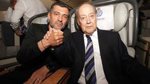 Sérgio Conceição e Pinto da Costa emocionados no avião após apuramento do FC Porto