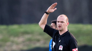 Árbitro inglês afastado após fazer vídeo a gozar com pessoa deficiente volta a apitar na Premier League