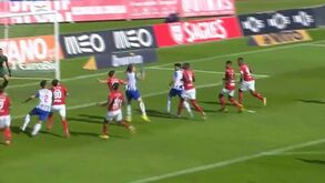 Fábio Cardoso ganhou nas alturas e fez assim o primeiro golo do FC Porto diante do Santa Clara