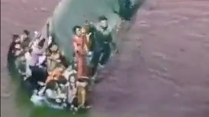 Imagens que podem impressionar: pessoas tentam fugir da ponte que colapsou na Índia