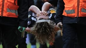 Martim Tavares saiu de maca no Boavista-Vizela após lance doloroso