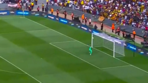 Um golo antes do meio-campo que deu a vitória? Aconteceu na África do Sul e gerou a loucura no relvado