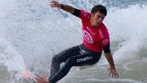 Guilherme Ribeiro campeão português de surf com vitória em Peniche