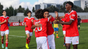 Benfica muda aos três e acaba aos dez