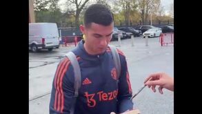 Adeptos pediram autógrafos e Cristiano Ronaldo respondeu: a reação que se tornou viral 